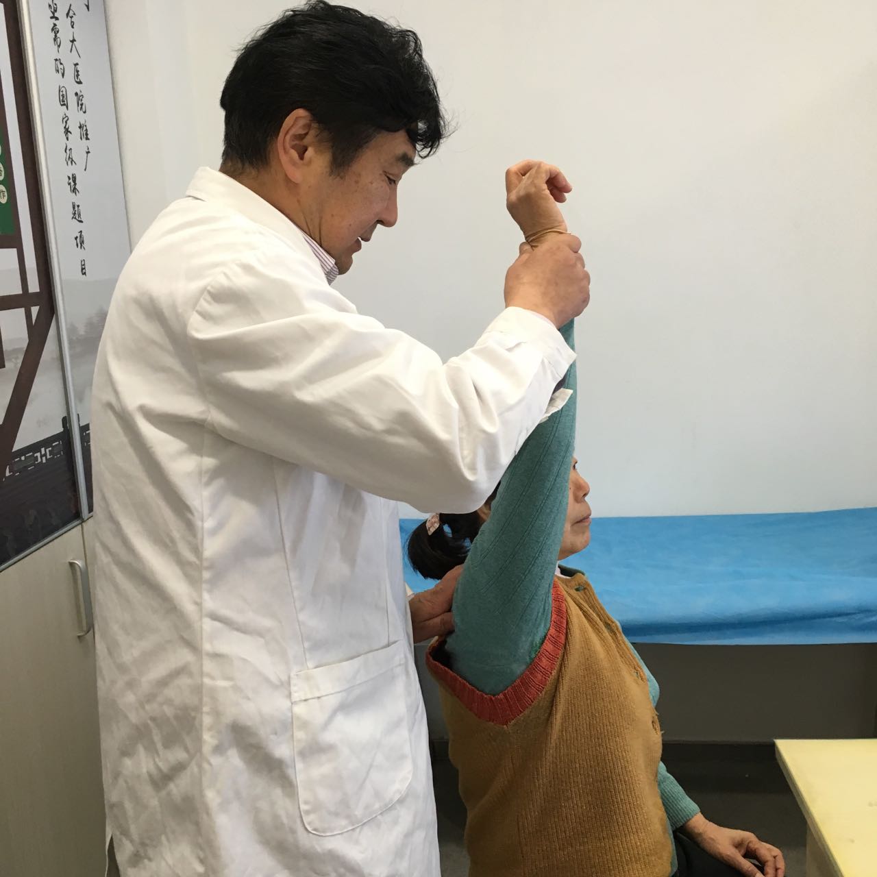 孙襄恩主任给病人诊治