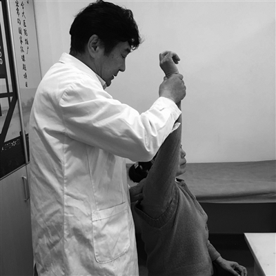 孙襄恩给患者看病