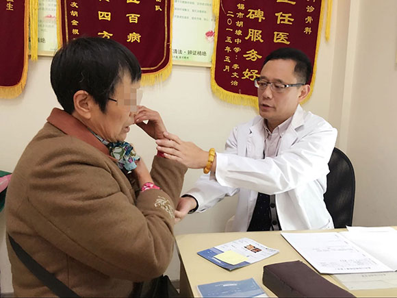腰椎病一打喷嚏就痛，腿麻、走不了远路