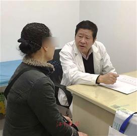 沈锡山为患者看诊
