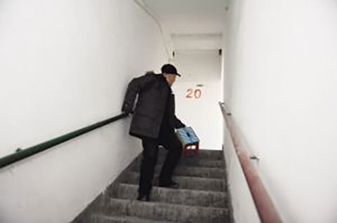 被膝关节炎困扰，老人长年不敢坐板凳， 对症治“筋”，手诊辨证， 他使上万颈肩腰腿痛告别病痛