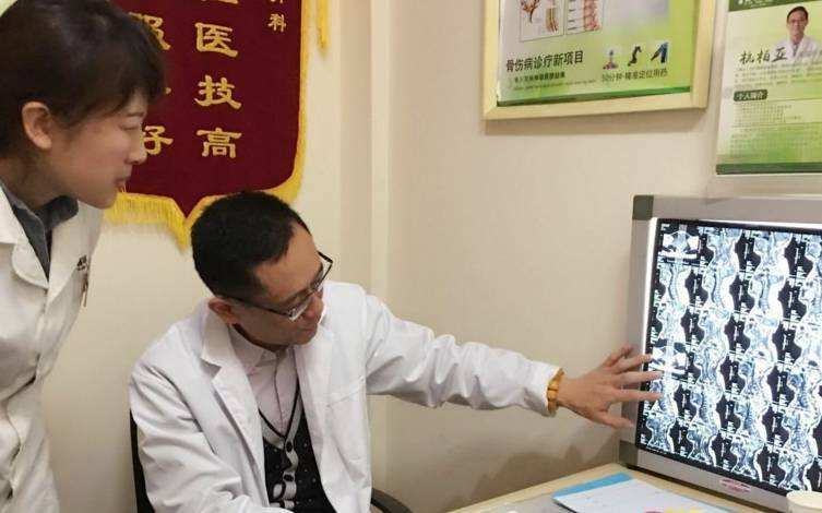 老人腰椎病，坐立难安起不来床