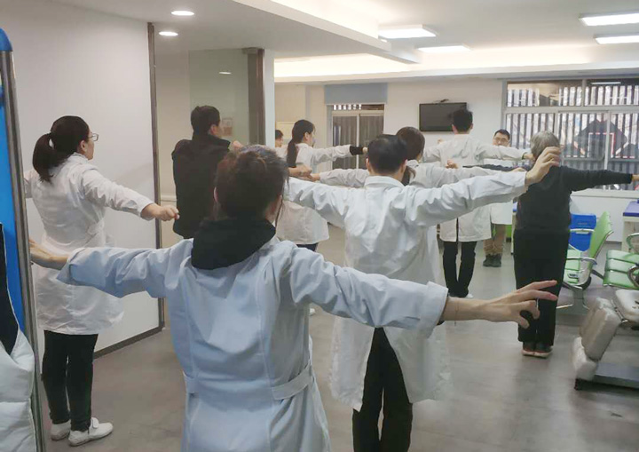 厉害，南京“筋伤治疗中心”有三“怪”， 保守治疗让跑偏的筋骨归位，医生带着病人跳“拉筋操”