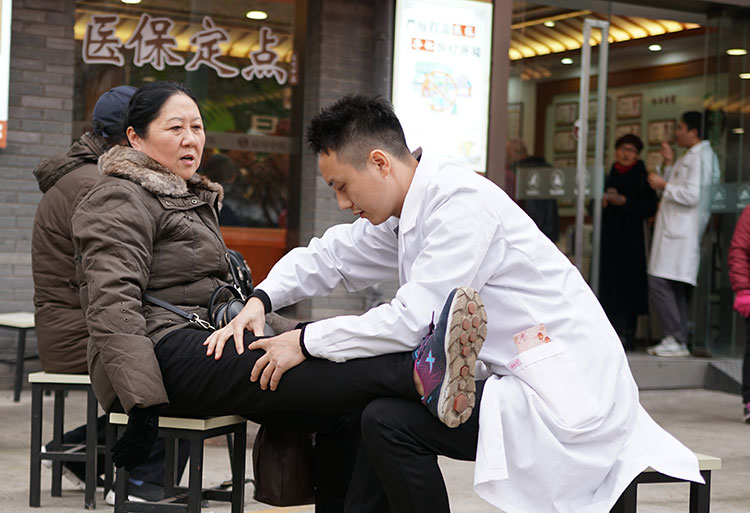 80后医生成南京最牛“治筋达人 从医8年解决万例颈肩腰腿疑难病痛